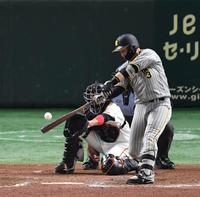 　８回、大山は中前に２点適時打を放つ（撮影・佐々木彰尚）