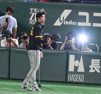 　ファンにあいさつをする才木（撮影・佐々木彰尚）