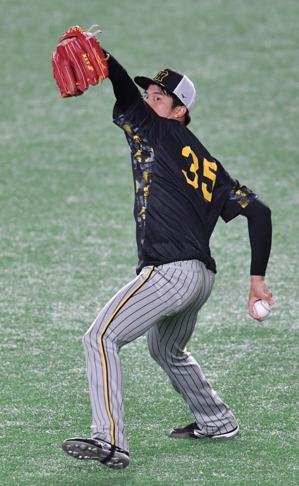 キャッチボールをする才木（撮影・佐々木彰尚）