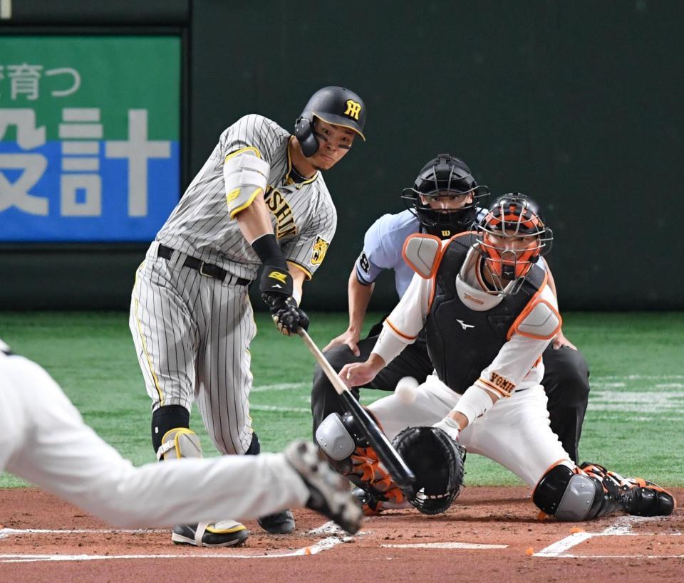 　１回、佐藤輝は左前に適時打を放つ（撮影・佐々木彰尚）