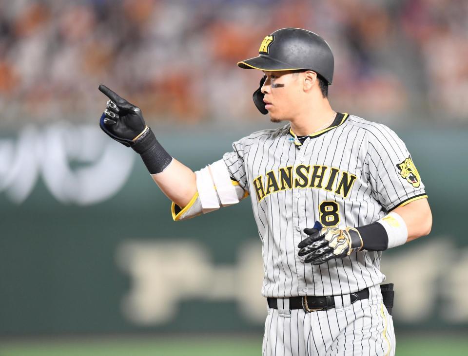 　１回、左翼線に先制打を放ち、ベンチを指さす佐藤輝（撮影・西岡正）