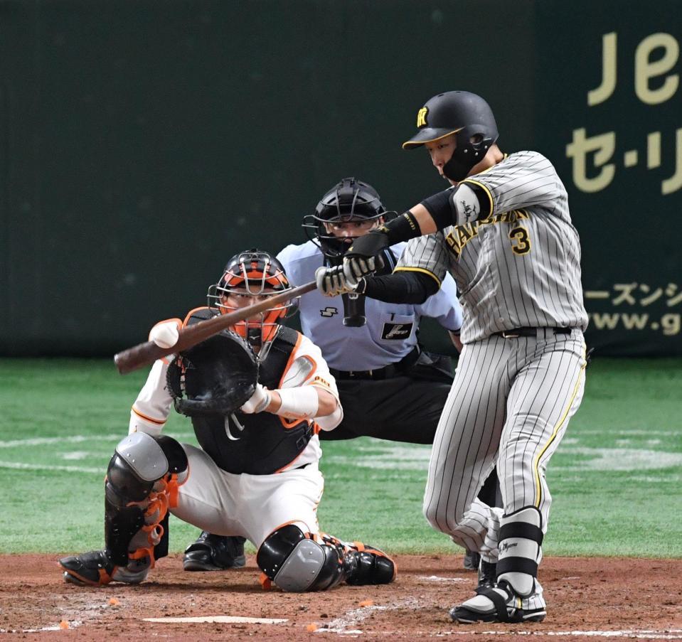 ５回、大山は左前打を放つ＝東京ドーム（撮影・佐々木彰尚）