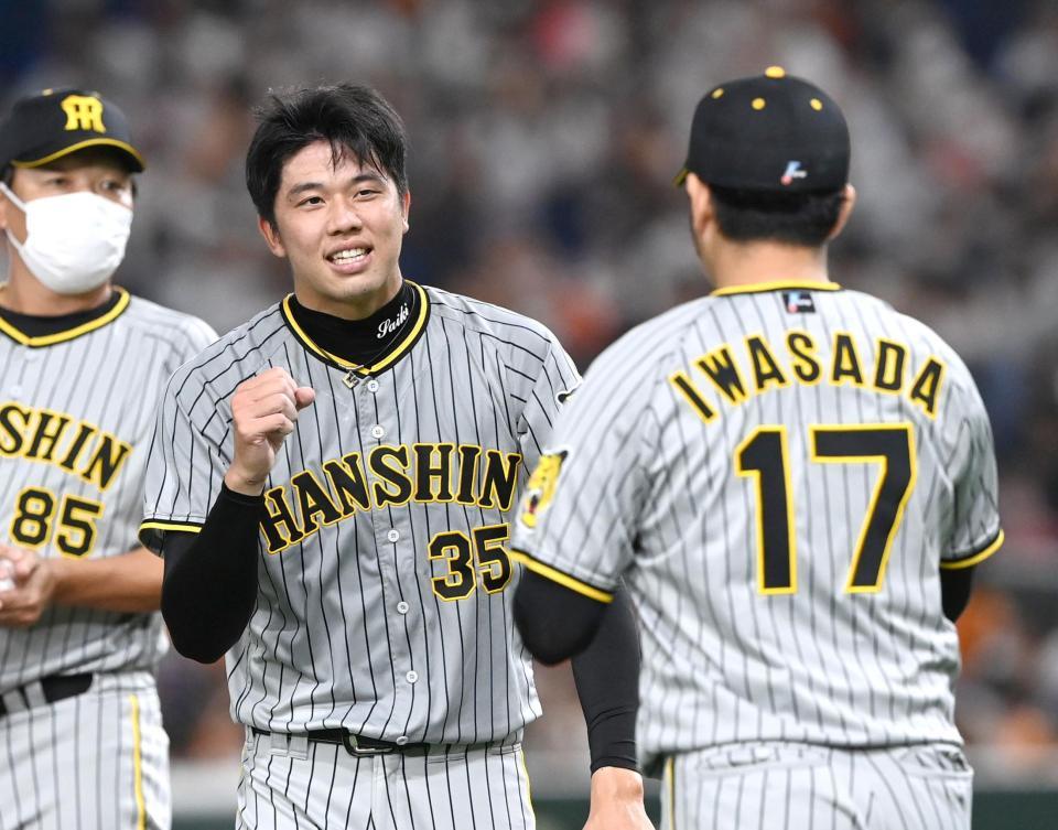 　７回、岩貞（１７）にマウンドを託し、降板する才木（撮影・飯室逸平）