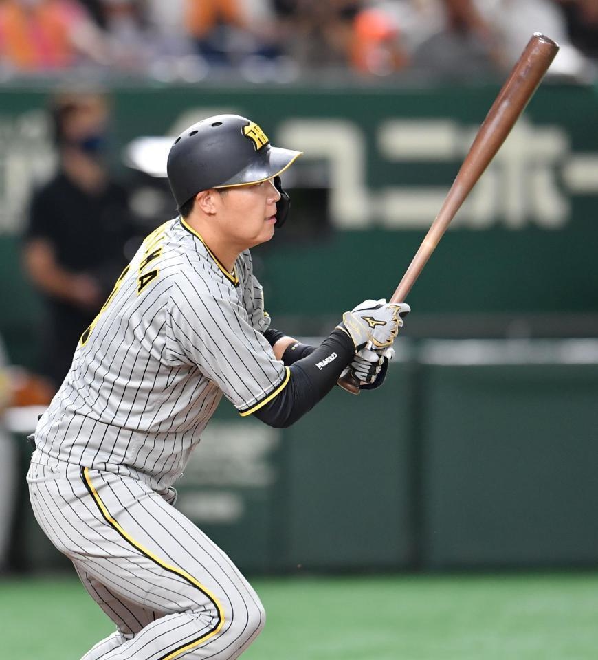 　８回、中前に２点適時打を放つ大山（撮影・西岡正）