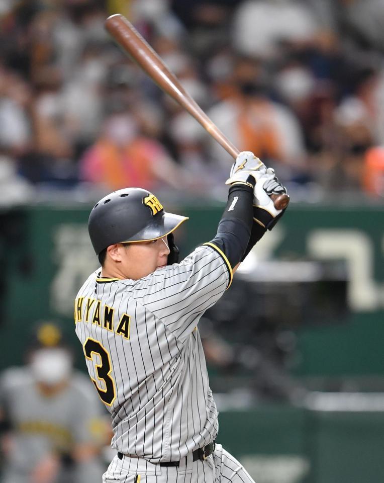 　８回、中前に２点適時打を放つ大山（撮影・西岡正）