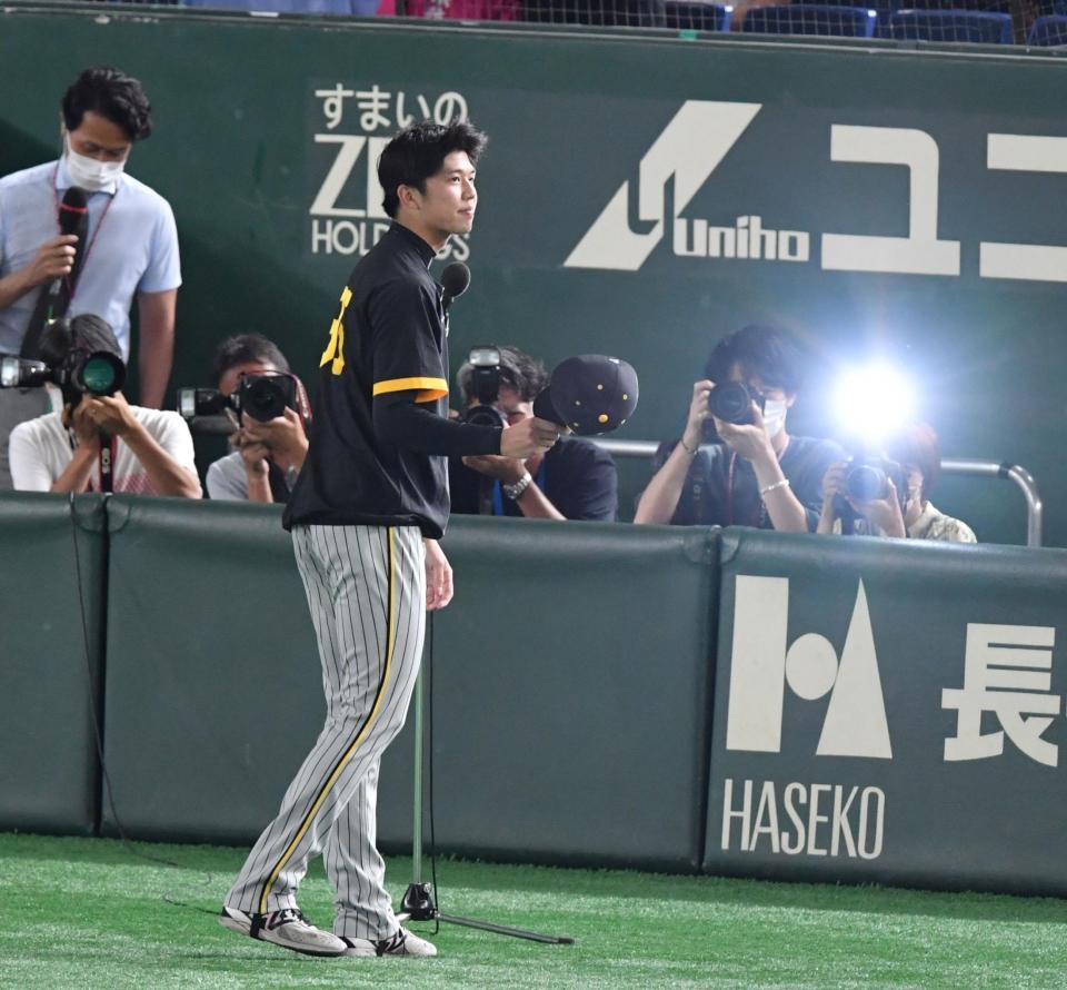 　ファンにあいさつをする才木（撮影・佐々木彰尚）