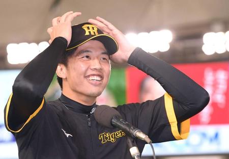 　笑顔でヒーローインタビューに応じる才木（撮影・飯室逸平）