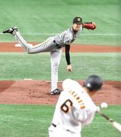 　巨人打線相手に力投する才木