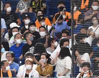 　スタンドに飛び込んだ佐藤輝のバット