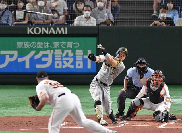 阪神・佐藤輝　バットスタンドインからの先制Ｖ撃　虎生え抜き左打者初の２年目７０打点