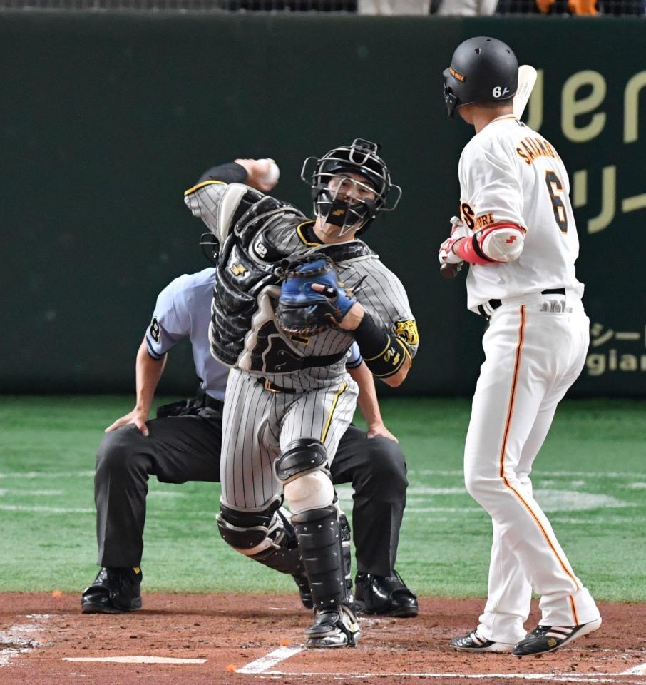 　１回、吉川の二盗を阻止した梅野（撮影・佐々木彰尚）