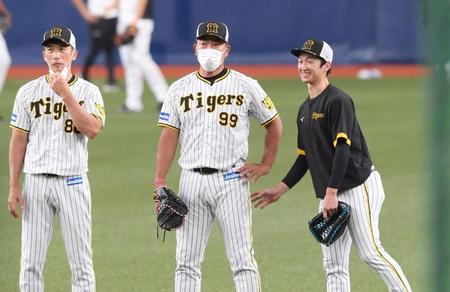 　（左から）矢野監督、井上コーチにあいさつする近本（撮影・田中太一）