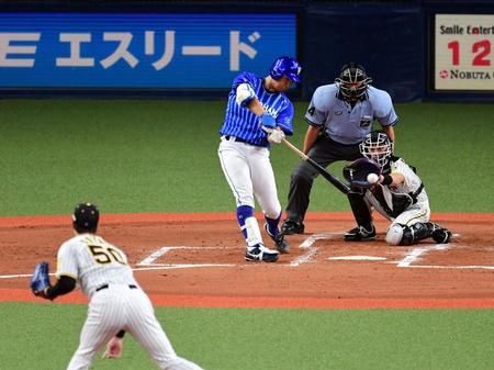 　２回、今永は左前に適時打を放つ（撮影・山口登）