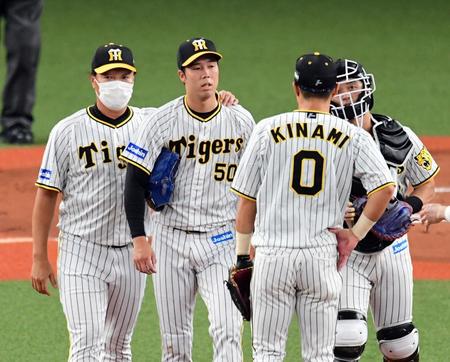 　２回、青柳（中央左）は制球に苦しみ失点えを許し、福原コーチから声を掛けられる（撮影・山口登）