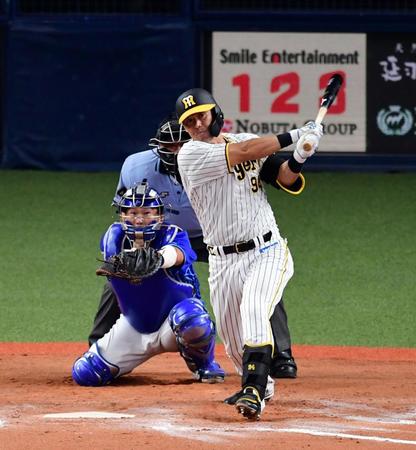 　９回、原口は左前打を放つ（撮影・山口登）