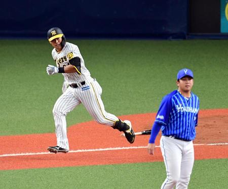 　９回、原口は左前打を放つ（撮影・山口登）