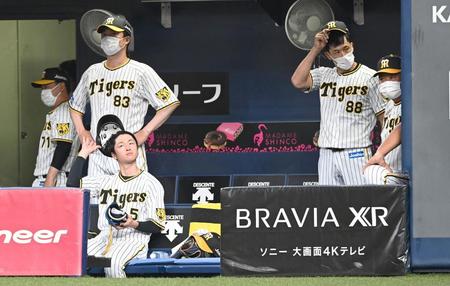 　８回、併殺打に倒れベンチへ戻る近本（撮影・飯室逸平）