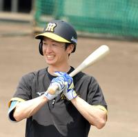 　笑顔を見せる近本（撮影・吉澤敬太）