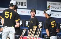 　チームに合流し談笑する近本（中央）＝京セラドーム