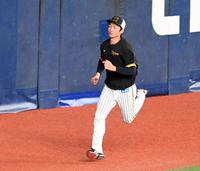 　１軍に合流しランニングする近本（撮影・山口登）