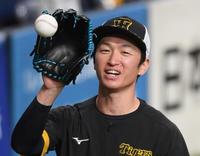 　笑顔でキャッチボールをする近本（撮影・田中太一）