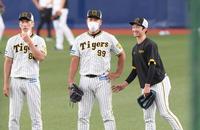 　（左から）矢野監督、井上コーチにあいさつする近本（撮影・田中太一）