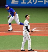 　２回、青柳は今永に適時打を許す（撮影・山口登）