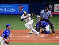 　４回、代打・ロハスは三塁ゴロに倒れる（撮影・山口登）