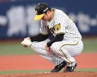 　２回、今永に適時打を許した青柳はマウンドに座り込む（撮影・田中太一）