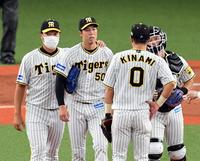 　２回、青柳（中央左）は制球に苦しみ失点えを許し、福原コーチから声を掛けられる（撮影・山口登）