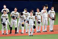 　試合を終え、近本（中央）らナインはファンにあいさつする（撮影・山口登）