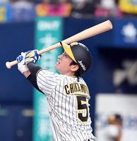 　５回、遊飛に倒れる近本（撮影・飯室逸平）