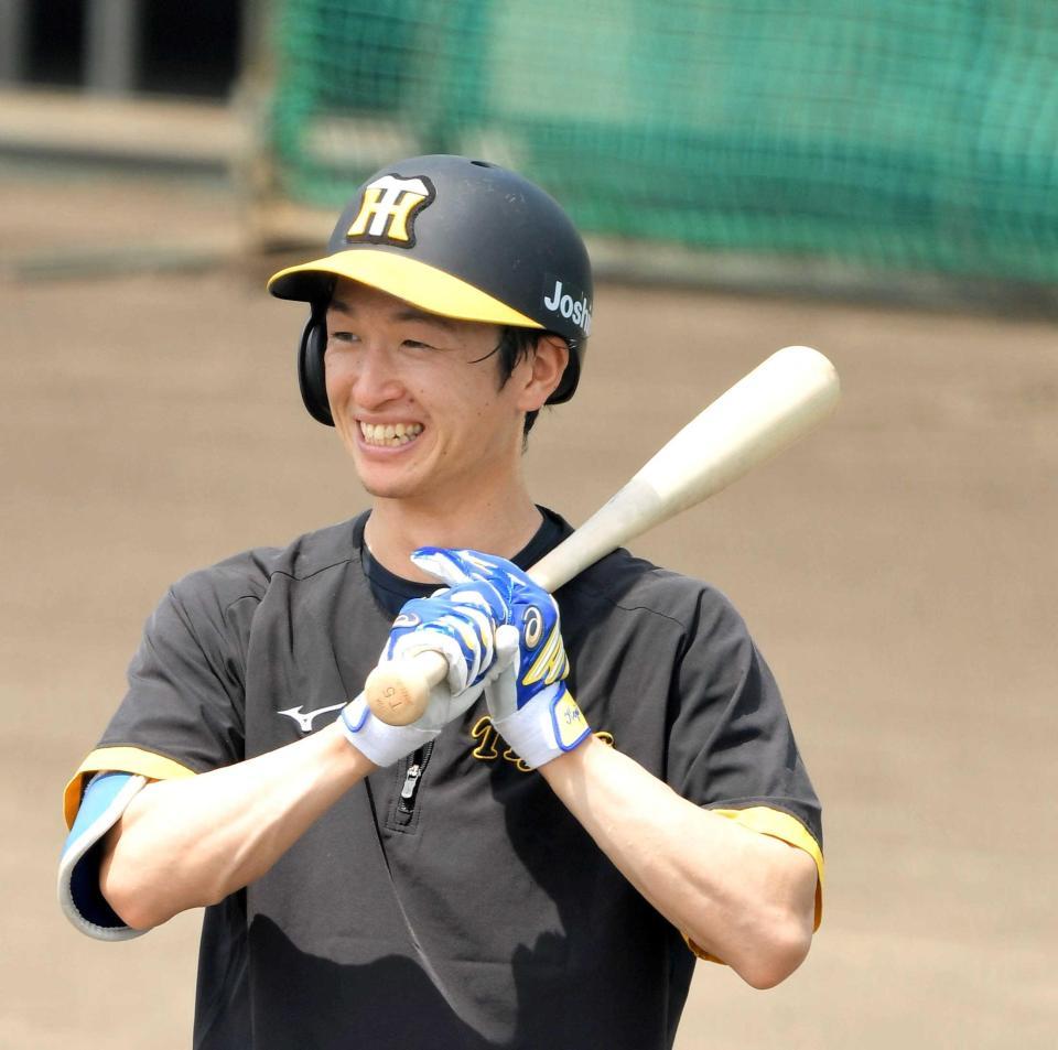 　笑顔を見せる近本（撮影・吉澤敬太）