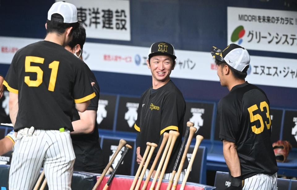 　チームに合流し談笑する近本（中央）＝京セラドーム