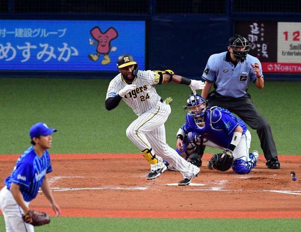 　４回、代打・ロハスは三塁ゴロに倒れる（撮影・山口登）