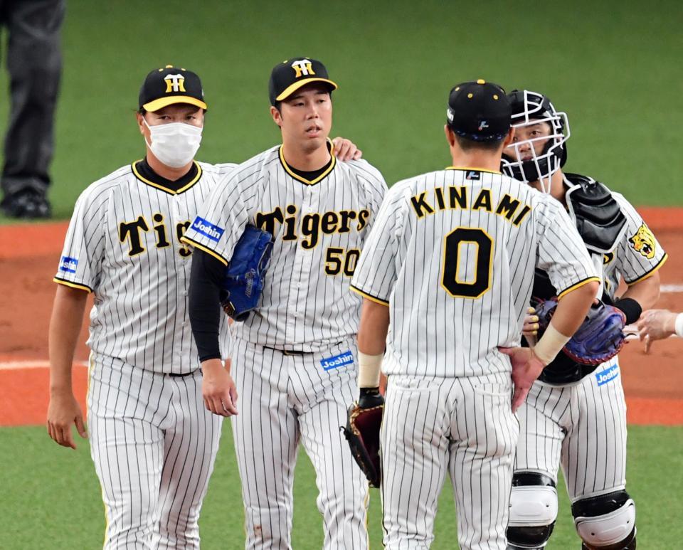 　２回、青柳（中央左）は制球に苦しみ失点えを許し、福原コーチから声を掛けられる（撮影・山口登）