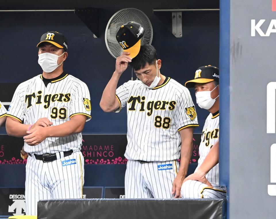 　ベンチで冴えない表情の矢野監督（中央）＝撮影・飯室逸平