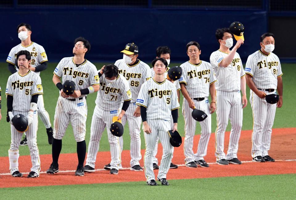 　試合を終え、近本（中央）らナインはファンにあいさつする（撮影・山口登）