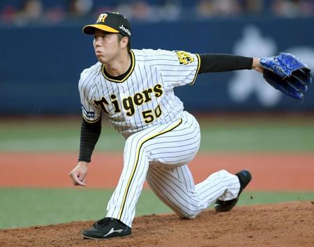 　３回、打者・佐野のとき、体勢を崩して四球を出す青柳（撮影・田中太一）