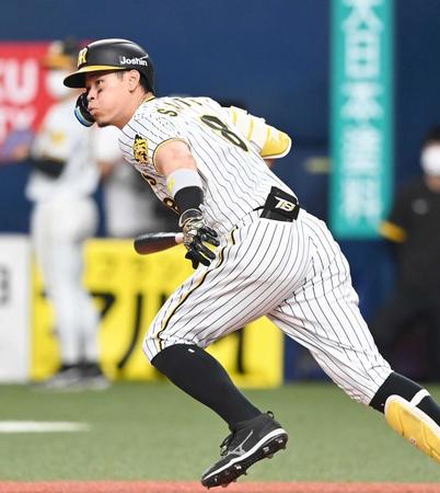 ８回、この日２安打目となる左前打を放つ佐藤輝