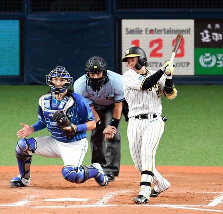 　７回、２死一、三塁で梅野は空振り三振に倒れる（捕手・伊藤）＝撮影・山口登