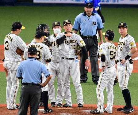 　７回、満塁のピンチを迎え岩崎（中央）らナインはマウンドに集まる（撮影・山口登）