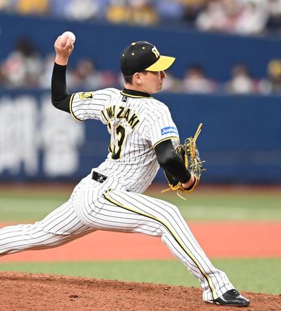 　７回、２番手で登板する岩崎（撮影・飯室逸平）