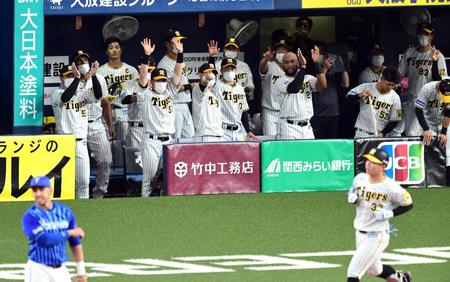 　３回、糸原の適時打に喜ぶ阪神ナイン（撮影・山口登）