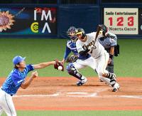 　９回、大山は中前打を放つ（投手・平田、捕手・伊藤）＝撮影・山口登