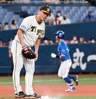 　７回、桑原（右奥）に満塁弾を浴び、うなだれる伊藤将（撮影・田中太一）