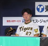 　７回、ベンチに戻ってからも悔しさで顔をゆがめる