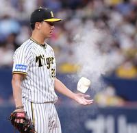 　７回、ロジンを手にす伊藤将（撮影・飯室逸平）