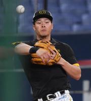 　ノックを受け一塁へ送球する佐藤輝（撮影・田中太一）