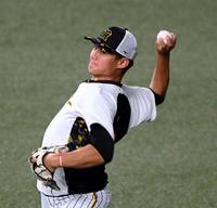 　キャッチボールする西純（撮影・山口登）